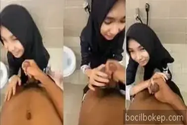 Kasih pacar cantik isep kontol di toilet