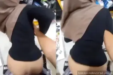 Ngentot Pegawai Konter Hijab Seksi di Gudang Sempit